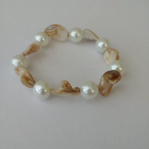 Pearl and shell white cream and tan bracelet with elastic - Picture 5 of 7